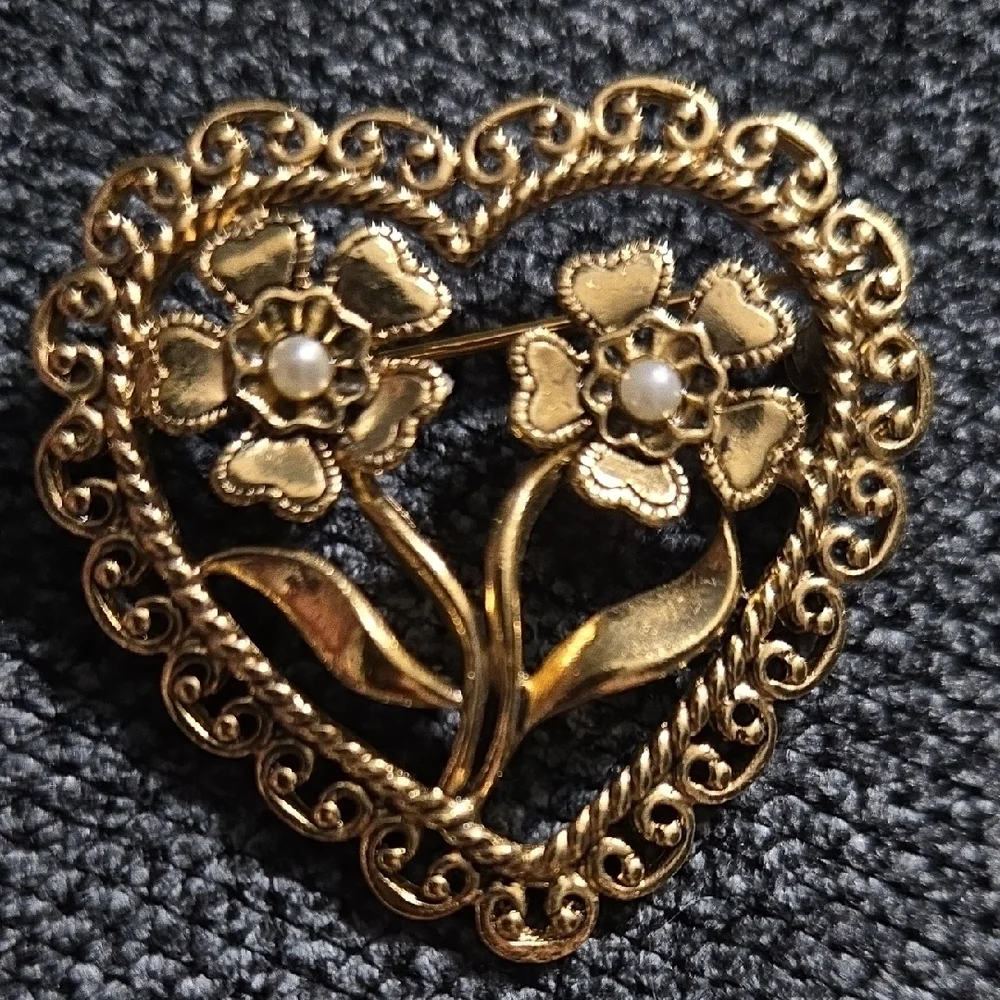 Gold‎ Tone Floral Heart Brooch